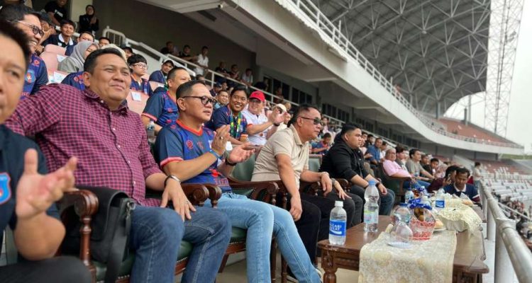 Pengurus Sumsel United Firdaus Hasbullah SH MH bersama Presiden Sumsel United H. Cik Ujang saat menonton langsung laga Sumsel United vs PSMS Medan di Stadion Jakabaring Palembang. Foto : Nto Pengurus Sumsel United Firdaus Hasbullah SH MH bersama Presiden Sumsel United H. Cik Ujang saat menonton langsung laga Sumsel United vs PSMS Medan di Stadion Jakabaring Palembang. Foto : Nto
