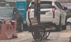 Terlihat Pajero Sport BG 1512 VP Parkir diatas Trotoar dan menghalangi Hak Pejalan kaki Disabilitas. Foto : Nto Terlihat Pajero Sport BG 1512 VP Parkir diatas Trotoar dan menghalangi Hak Pejalan kaki Disabilitas. Foto : Nto