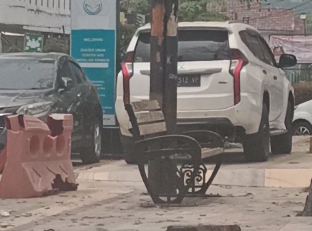 Terlihat Pajero Sport BG 1512 VP Parkir diatas Trotoar dan menghalangi Hak Pejalan kaki Disabilitas. Foto : Nto