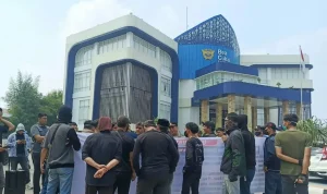 Para Pengunjuk Rasa di Kantor Bea Cukai Wilayah Sumnagtim Kota Palembang. Foto : Ist Para Pengunjuk Rasa di Kantor Bea Cukai Wilayah Sumnagtim Kota Palembang. Foto : Ist