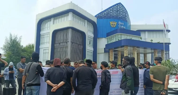 Para Pengunjuk Rasa di Kantor Bea Cukai Wilayah Sumnagtim Kota Palembang. Foto : Ist