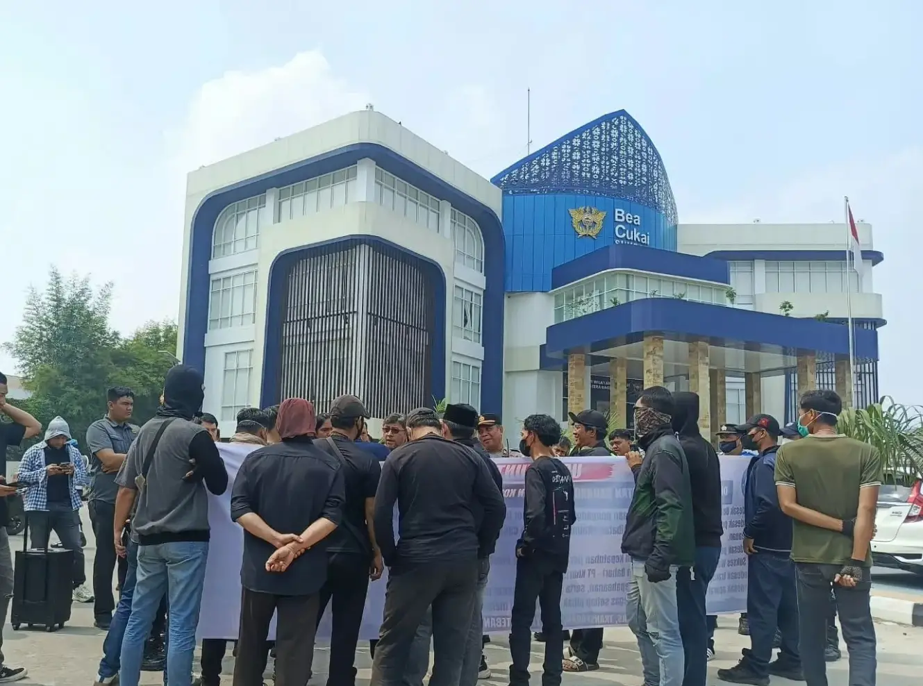Para Pengunjuk Rasa di Kantor Bea Cukai Wilayah Sumnagtim Kota Palembang. Foto : Ist