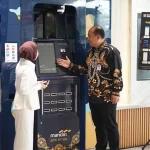 Regional CEO (RCEO) Region II / Sumatera 2 Bank Mandiri, Sri Dono Indarto saat menunjukan ATM Emas, Foto : Ist Regional CEO (RCEO) Region II / Sumatera 2 Bank Mandiri, Sri Dono Indarto saat menunjukan ATM Emas, Foto : Ist