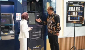 Regional CEO (RCEO) Region II / Sumatera 2 Bank Mandiri, Sri Dono Indarto saat menunjukan ATM Emas, Foto : Ist Regional CEO (RCEO) Region II / Sumatera 2 Bank Mandiri, Sri Dono Indarto saat menunjukan ATM Emas, Foto : Ist