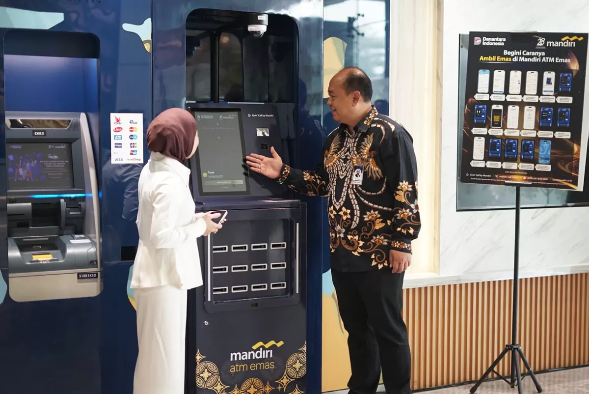 Regional CEO (RCEO) Region II / Sumatera 2 Bank Mandiri, Sri Dono Indarto saat menunjukan ATM Emas, Foto : Ist