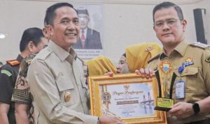Wali Kota Palembang Ratu Dewa saat menyerahkan Penghargaan kepada Camat Ilir Timur I Purba Sanjaya. Foto : Is Wali Kota Palembang Ratu Dewa saat menyerahkan Penghargaan kepada Camat Ilir Timur I Purba Sanjaya. Foto : Is