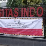 Penampakan Spanduk Besar bertuliskan Objek Pajak Daerah Ini Belum Melunasi Kewajiban Pajak di depan Universitas Indo Global Mandiri (UIGM) Palembang. Foto : Nto