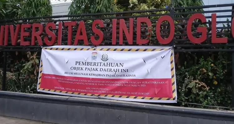 Penampakan Spanduk Besar bertuliskan Objek Pajak Daerah Ini Belum Melunasi Kewajiban Pajak di depan Universitas Indo Global Mandiri (UIGM) Palembang. Foto : Nto Penampakan Spanduk Besar bertuliskan Objek Pajak Daerah Ini Belum Melunasi Kewajiban Pajak di depan Universitas Indo Global Mandiri (UIGM) Palembang. Foto : Nto