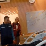 Perwakilan dari Tribunsumsel, Eko saat membesuk Wartawanya di RS Bhayangkara. Foto : Nto