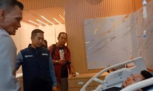 Perwakilan dari Tribunsumsel, Eko saat membesuk Wartawanya di RS Bhayangkara. Foto : Nto