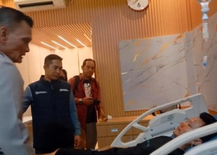 Perwakilan dari Tribunsumsel, Eko saat membesuk Wartawanya di RS Bhayangkara. Foto : Nto