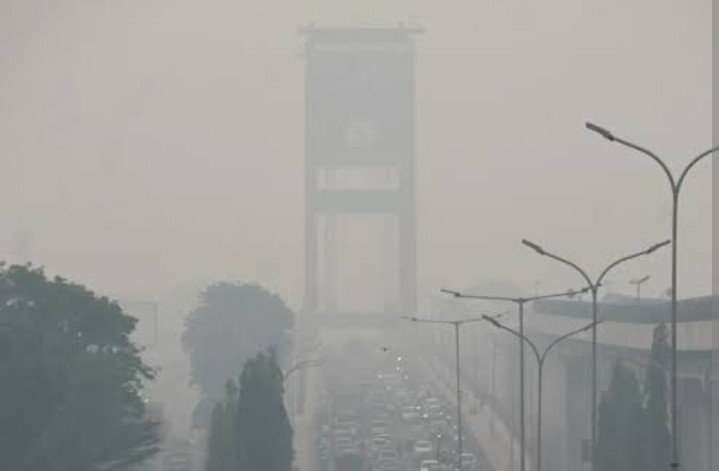 Jembatan Ampera Palembang Saat Tertutup Kabut Asap yang Cukup Tebal. Foto : Ist