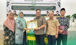 Kepala Madrasah Aliyah Negeri 1 Kota Palembang, Widiawaty saat menerima Penghargaan dari Komisi Informasi Publik Provinsi Sumatera Selatan. Foto : Ist Kepala Madrasah Aliyah Negeri 1 Kota Palembang, Widiawaty saat menerima Penghargaan dari Komisi Informasi Publik Provinsi Sumatera Selatan. Foto : Ist