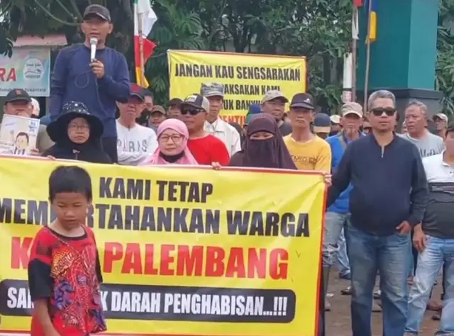 Warga Tegal Binangun saat melakukan aksi demo menolak wilayahnya masuk kabupaten Banyuasin. Foto : Istimewa